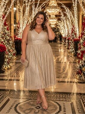 Ivy + Blu Gold Metallic Sunburst Pleated V-Neck Cocktail Dress NEW NWT 24W